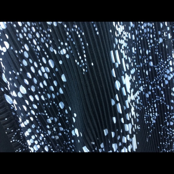 New black and white blouse - Picture 3 of 7